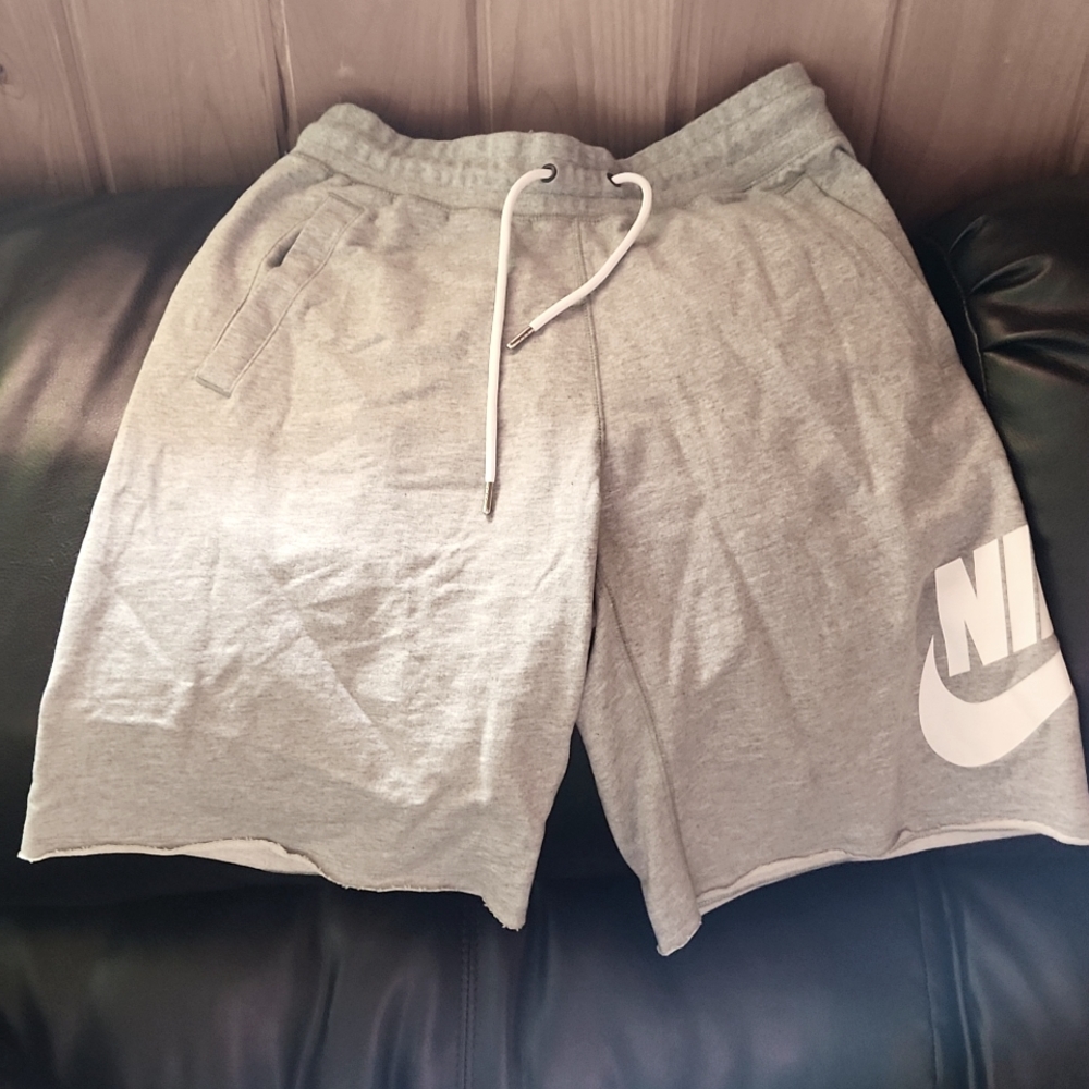 Nike Loose Fit At Knee men's med shorts bnwt